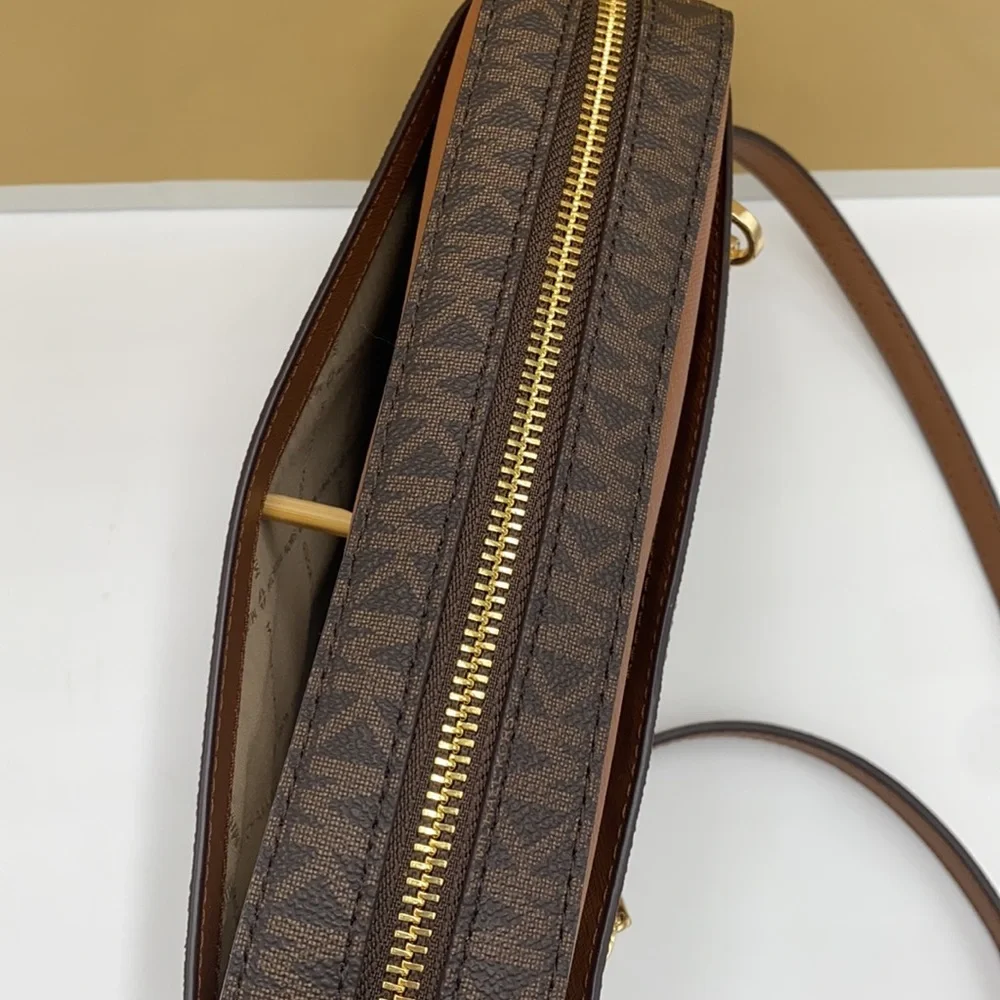 MICHAEL KORS LG EW ZP CHAIN XBODY BROWN SIGNATURE